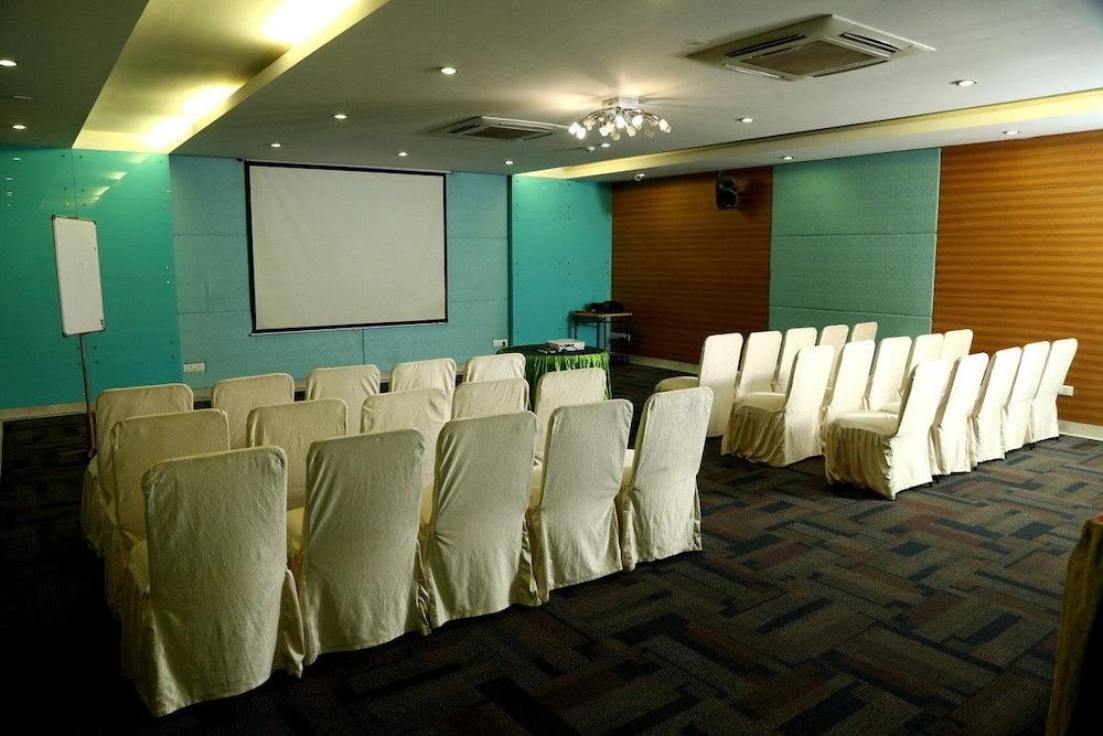 The Verda Saffron Hotel Mangalore Bagian luar foto